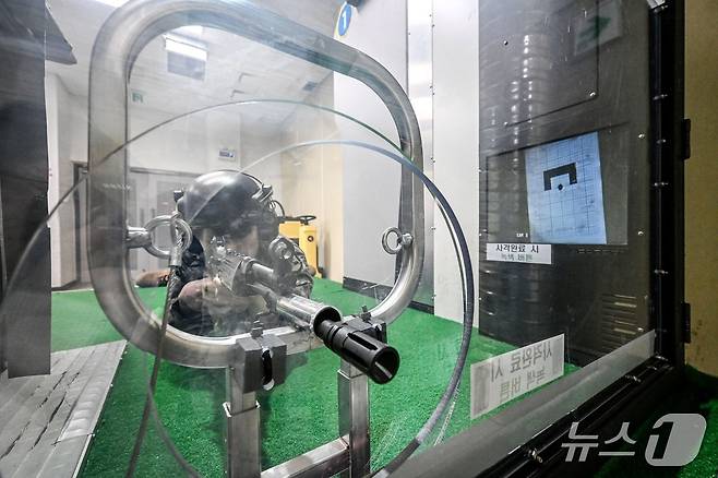 육군 52보병사단 서초 과학화예비군훈련장에서 진행한 예비군 훈련 중 예비군들이 안전을 위한 사선별 방탄아크릴을 앞에 두고 실내사격을 하는 모습. 2026.3.4./ⓒ 뉴스1(육군 제공)