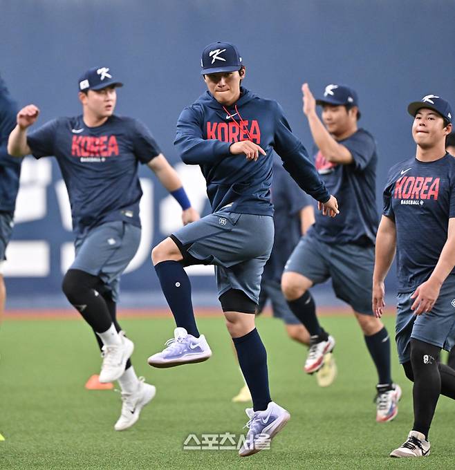 WBC 대한민국 야구대표팀의 김도영(가운데)이 3일 일본 오사카 교세라돔에서 열리는 오릭스 버팔로스와 연습경기에 앞서 몸을 풀고 있다. 오사카 | 박진업 기자 upandup@sportsseoul.com