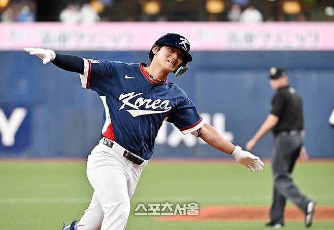 WBC 대한민국 야구대표팀의 김도영이 3일 일본 오사카 교세라돔에서 열리는 오릭스 버팔로스와 연습경기 2회초 2사 1-3루 상황에서 오릭스 선발 가타야마를 상대로 3점 홈런을 치고 세리머니를 하고 있다. 오사카 | 박진업 기자 upandup@sportsseoul.com