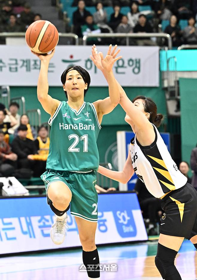하나은행 이이지마 사키(왼쪽)가 9일 부천체육관에서 열린 2025-2026 여자프로농구 KB스타즈와 경기에서 KB스타즈 양지수의 수비를 피해 슛을 던지고 있다. 부천 | 박진업 기자 upandup@sportsseoul.com