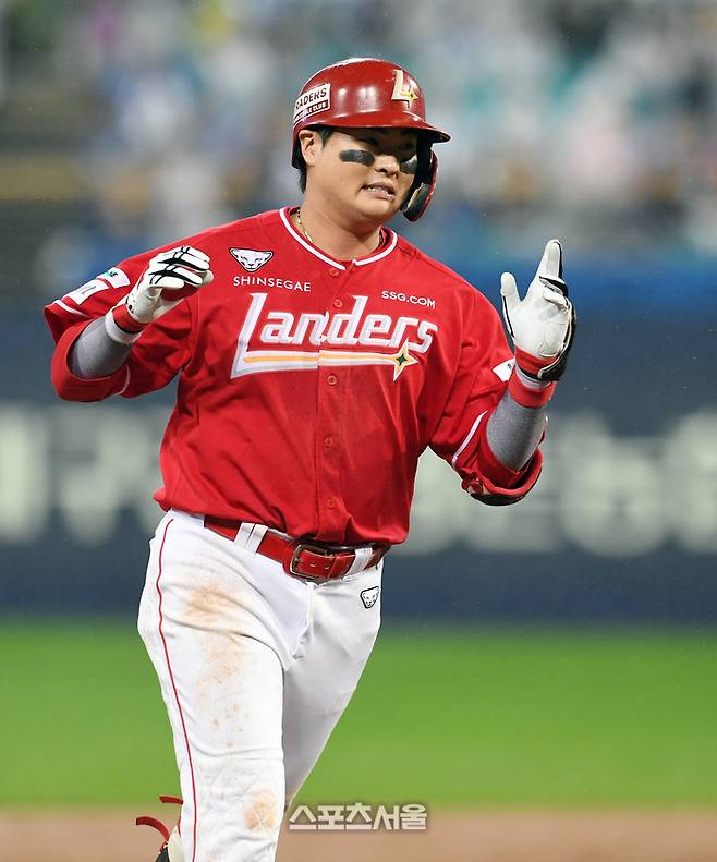 SSG 고명준이 13일 대구 삼성라이온즈파크에서 열린 2025 KBO리그 삼성과 준플레이오프 3차전 9회초 무사 1루 삼성 배찬승을 상대로 추격 2점 홈런을 치고 세리머니를 하고 있다. 대구 | 박진업 기자 upandup@sportsseoul.com
