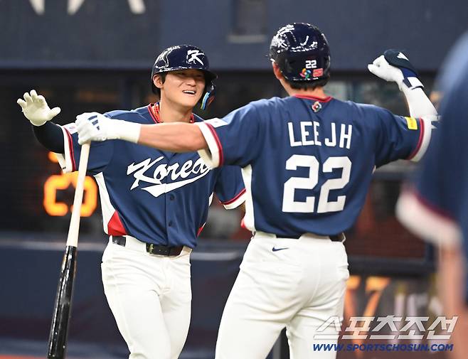 3일 일본 오사카 교세라돔에서 열린 WBC(월드베이스볼클래식) 한국과 오릭스 버팔로스의 경기. 2회초 2사 1,3루 김도영이 3점홈런을 치고 이정후와 기뻐하고 있다. 오사카(일본)=허상욱 기자wook@sportschosun.com/2026.03.03/