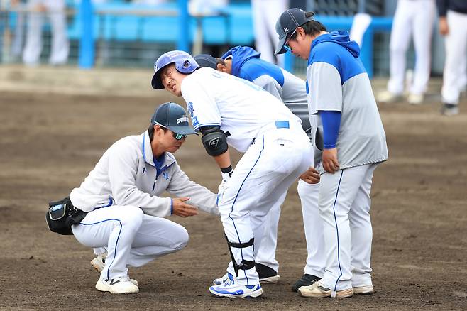 3일 한화전 무릎에 사구를 맞은 이성규.