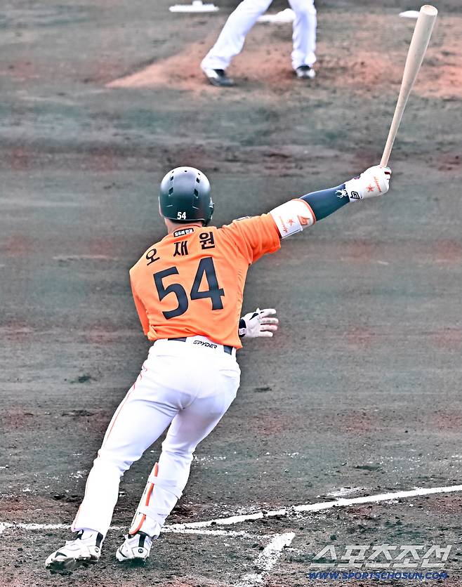 22일 일본 오키나와 니시자키 야구장에서 열린 한화 이글스와 지바 롯데의 연습경기. 한화 오재원이 타격하고 있다. 오키나와(일본)=박재만 기자 pjm@sportschosun.com/2026.02.22/