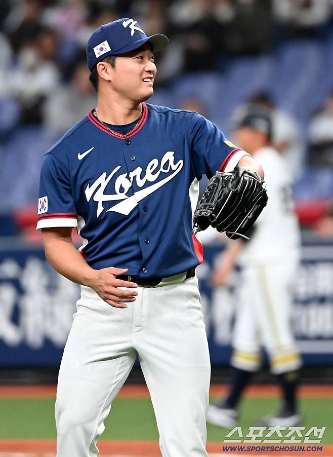 3일 일본 오사카 교세라돔에서 열린 WBC(월드베이스볼클래식) 한국과 오릭스 버팔로스의 경기. 5회말 무사 1루 고우석이 2루로 향하던 1루주자 야마나카를 잡아낸 박동원을 향해 미소짓고 있다. 오사카(일본)=허상욱 기자wook@sportschosun.com/2026.03.03/