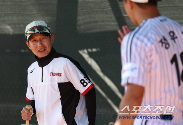 LG 트윈스 염경엽 감독이 애리조나 캠프서 정우영과 대화하고 있다. 사진제공=LG 트윈스