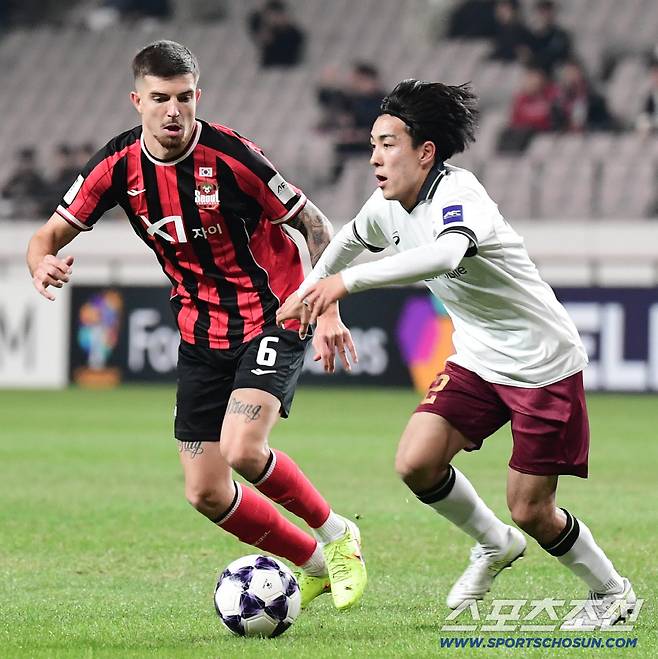 4일 오후 서울월드컵경기장에서 열린 FC서울과 비셀 고베의 아시아챔피언스리그 엘리트(ACLE) 16강 1차전 경기. FC서울 바베츠가 비셀 고베 돌파를 막아서고 있다. 상암=송정헌 기자songs@sportschosun.com/2026.03.04/
