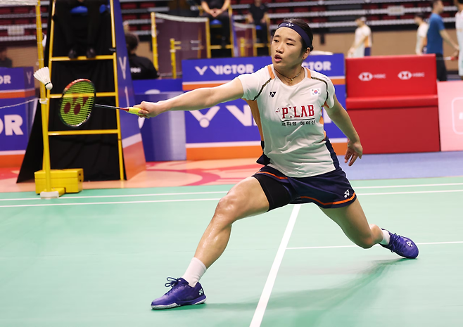 안세영은 후원사 요넥스가 제공하는 맞춤형 신발, 깔창, 양말을 사용하며 최상의 기량을 발휘하고 있다.