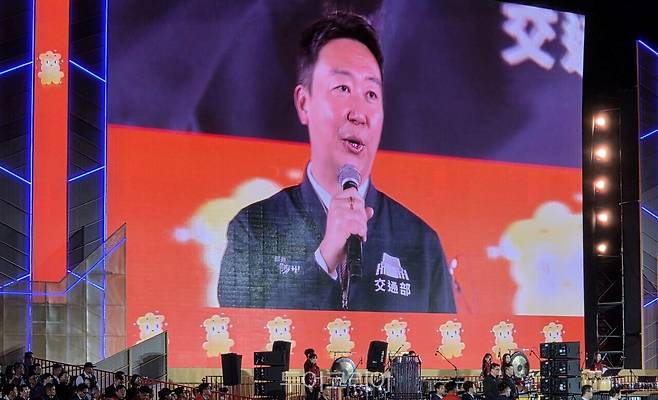 ３일 열린 ２０２６타이완등불축제 개막식에서&nbsp;천스카이(陳世凱) 교통부장이 '미스 남타이완' 관광 활성화 전략을 발표하고 있다&nbsp;／사진－투어코리아