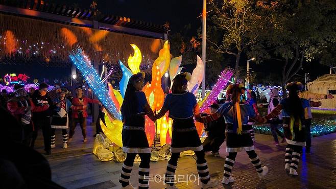 타이완등불축제에서 원주민 퍼포먼스를 하는 소공연 모습／사진－투어코리아