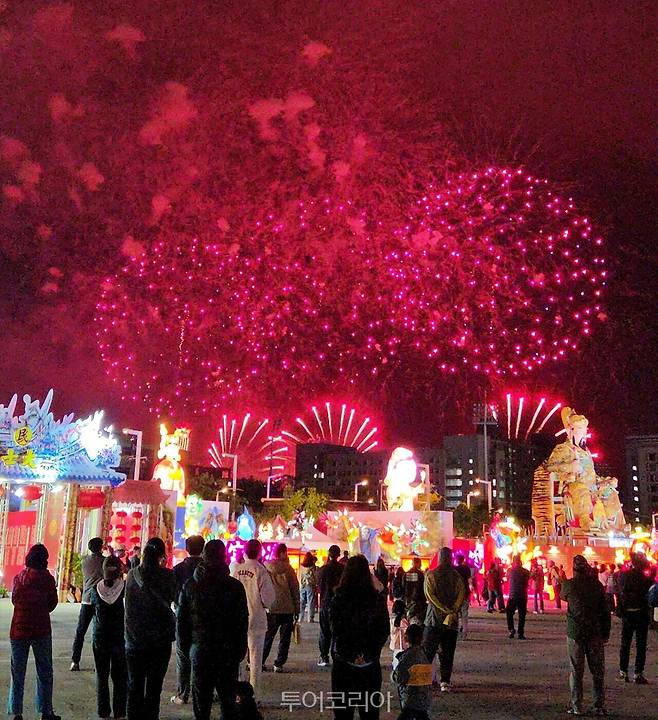 타이완등불축제에서 자이현 밤하늘을 물들인 불꽃쇼를 즐기는 여행객들／사진－투어코리아