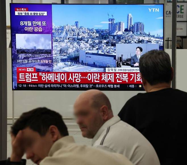 미국과 이스라엘의 공격으로 중동 지역 긴장이 급격히 고조되며 두바이행 노선 등이 결항한 가운데 지난 1일 인천공항에서 외국인들이 관련 뉴스를 바라보고 있다. 연합뉴스