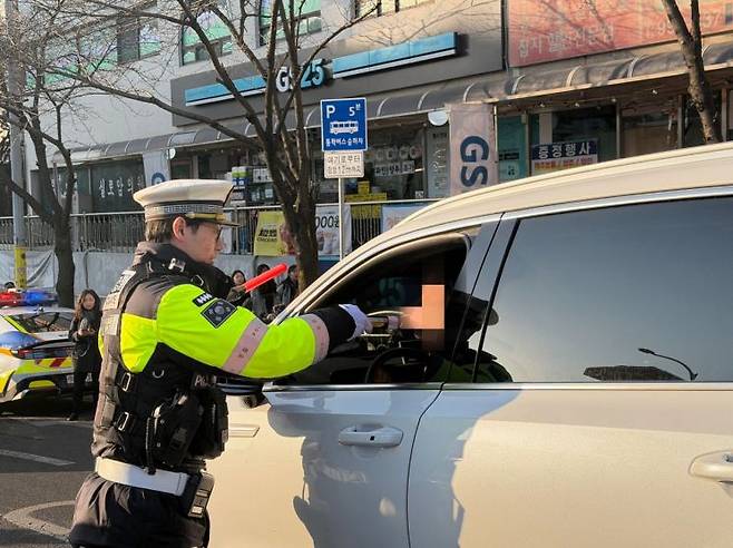 4일 오전 서울 노원구 신계초등학교 인근 어린이보호구역(스쿨존)에서 경찰이 등굣길 일제 음주단속을 벌이고 있다. 박호수 기자