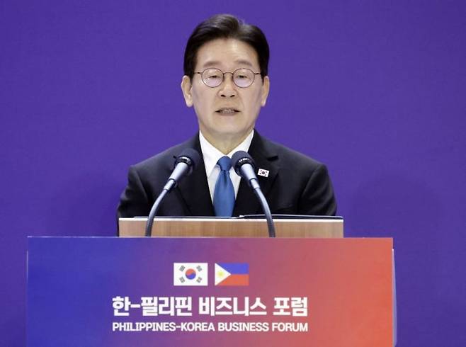 이재명 대통령이 4일 필리핀 마닐라 콘래드 호텔에서 열린 한-필리핀 비즈니스 포럼에서 발언하고 있다. 연합뉴스