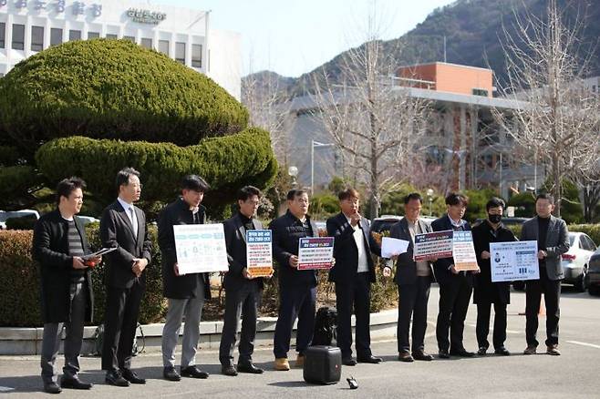 경남건설협회 정상화 비상대책위원회가 경남경찰청 앞에서 현 회장 등에 대한 비리 의혹을 제기하는 기자회견을 하고 있다. 이세령 기자