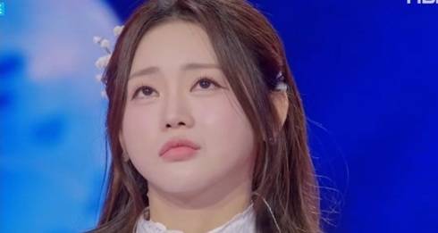 MBN ‘현역가왕3’ 결승 1차전에서 홍지윤, 차지연, 구수경, 솔지, 김태연, 강혜연, 이수연, 홍자, 금잔디가 결승 2차전에 진출한 가운데 빈예서가 최종 방출되며 충격을 안겼다. 3일 방송된 11회는 분당 최고 시청률 13.1%, 전국 12.4%(닐슨코리아 기준)를 기록하며 5주 연속 화요일 전 채널 시청률 1위를 차지했다. 이날 결승 1차전은 유명 작곡가들의 신곡을 처음 공개하는 ‘신곡대첩’으로 진행됐으며, 현장 점수와 문자 투표, 대국민 응원 투표 등 총점 4000점 체계의 결승 방식이 공개돼 긴장감을 높였다. 무대에서는 솔지가 765점으로 최고 점수를 기록했고, 홍지윤은 국악 정가와 발라드 트롯을 결합한 무대로 853점의 높은 점수를 받아 1위를 차지했다. 차지연(840점)과 구수경(746점), 김태연, 강혜연 등이 상위권에 올랐으며 홍자와 이수연도 공동 7위로 결승 2차전에 합류했다. 반면 금잔디와 빈예서는 방출 후보가 됐고, 국민 판정단 투표에서 금잔디가 생존하면서 빈예서가 최종 탈락했다. 오는 10일 방송되는 결승 2차전 생방송에서 ‘현역가왕3’의 3대 가왕이 결정된다. (사진=현역가왕3)