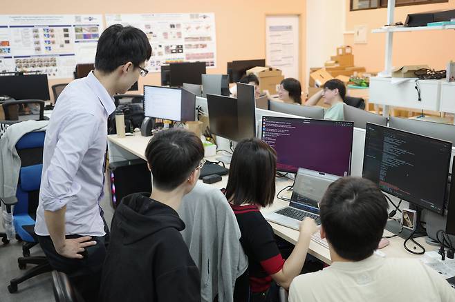 작년 12월 대만 양명쟈오퉁대 셰핑춘 컴퓨터사이언스대 교수 연구팀이 최신 AI 서버인 HPC를 사용한 연구를 하고 있는 모습./류재민 기자