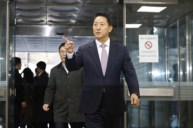 '명태균 여론조사비 대납' 의혹으로 기소된 오세훈 서울시장이 4일 오전 서울시 서초구 서초동 서울중앙지방법원에서 열린 정치자금법위반 첫 공판에 출석하고 있다. /뉴스1