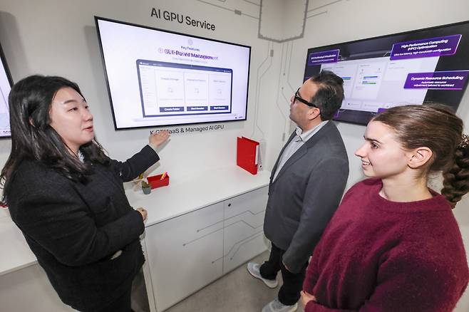 KT가 스페인 바르셀로나에서 열린 MWC26에서 산업 현장의 AX 확산을 도울 AI 에이전트 제작 플랫폼 '에이전트 빌더'를 공개했다고 4일 밝혔다. 사진은 참관객들이 KT의 AI GPU 서비스 전시를 관람하는 모습. /KT