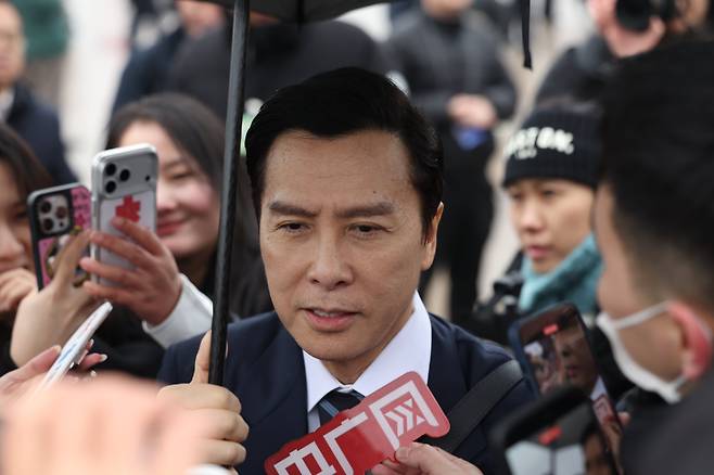 홍콩 배우 견자단이 4일 오후 정협 개막식에 참석하기 위해 인민대회당에 도착한 모습. 견자단은 2023년 정협 위원으로 선출됐다. /EPA연합뉴스