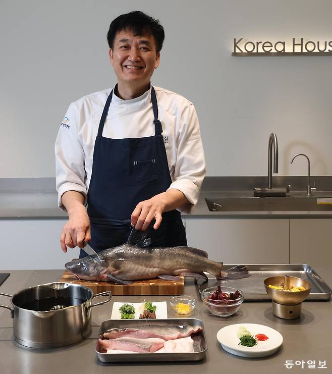 종어구이를 시연 중인 김도섭 한국의집 총괄셰프.
김재명 기자 base@donga.com