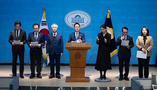 박성준 더불어민주당 윤석열 정권 조작기소 진상규명 및 공소취소를 위한 국정조사 추진위원회 부위원장을 비롯한 위원들이 4일 서울 여의도 국회 소통관에서 국정조사 추진위원회 현안 기자회견을 하고 있다. 뉴스1