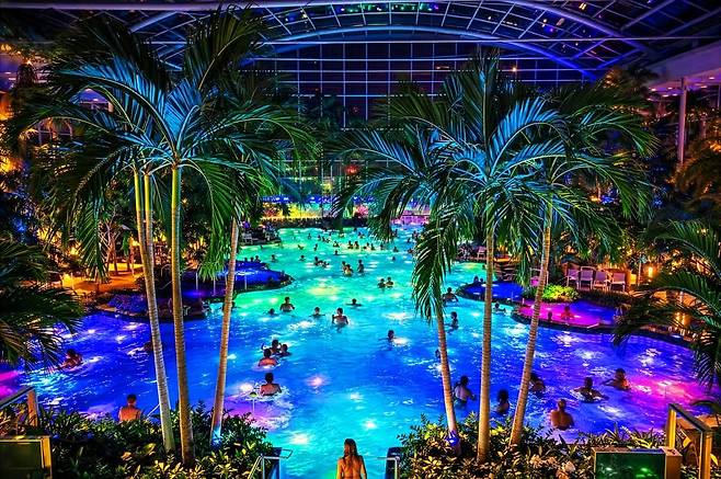 루마니아의 수도 부쿠레슈티에 2016년 개장한 10만㎡ 규모의 ‘테르메 부쿠레슈티’. 인천 연수구 송도국제도시 9공구에도 2031년 같은 형태의 유리 돔형 웰빙 스파, 리조트가 문을 연다. 인천경제청 제공