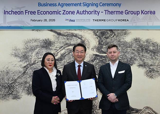 유정복 인천시장(가운데)이 지난달 28일 인천 송도 G타워에서 열린 ‘테르메 사업 본 협약에서 스텔라 안 야콥(오른쪽) 테르메그룹본사 부회장, 김인숙 테르메그룹코리아 회장과 체결식을 마친 뒤 기념 촬영을 하고 있다. 인천경제청 제공