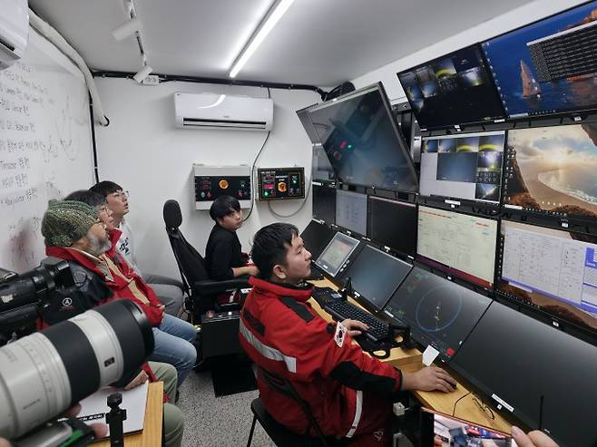 극지연구소 연구진이 무인잠수정을 조종하고 있다. 극지연구소 제공