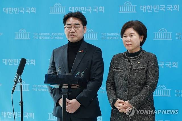 국민의힘 소장파 ‘대안과미래’ 간사인 이성권 의원(왼쪽)과 조은희 의원이 4일 국회 소통관에서 송언석 원내대표, 장동혁 대표와 차례로 면담한 내용을 발표하고 있다. 연합뉴스