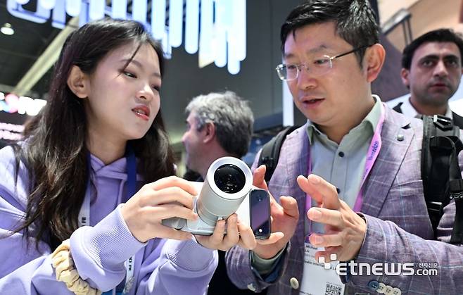 세계 최대 이동통신 박람회 MWC26이 2일(현지시간) 스페인 바르셀로나 피라 그란 비아에서 열렸다. 개막 이튿날인 3일(현지시간) 테크노 부스에서 관람객이 여러 액세서리를 탈부착 가능한 모듈형 스마트폰을 살펴보고 있다.