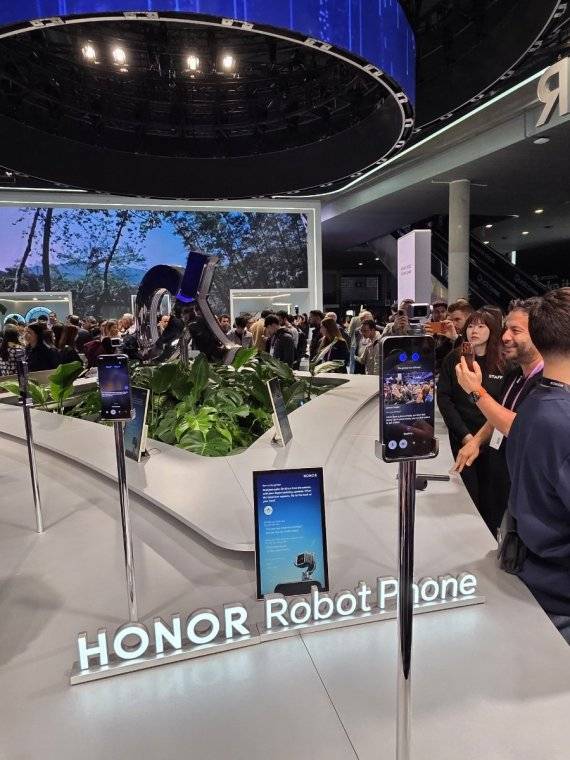 스페인 바르셀로나에서 열린 MWC 2026 아너 전시관에 '로봇폰'이 전시돼 있다. 사진=장민권 기자