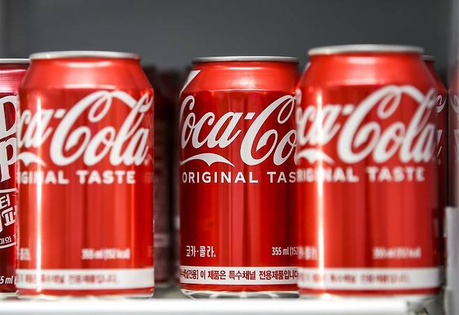 서울의 한 편의점에 코카콜라가 진열되어 있다. 뉴시스