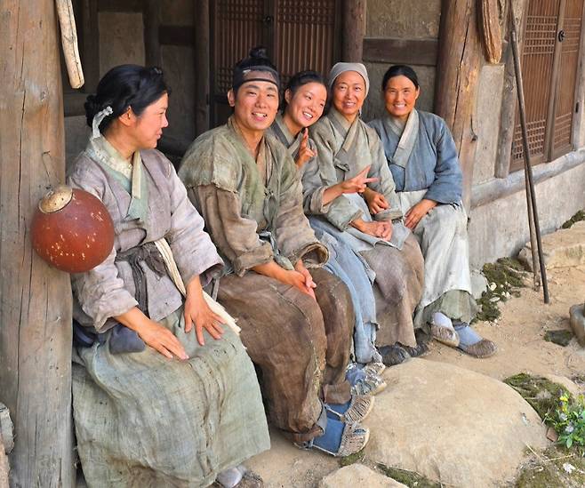 ‘왕과 사는 남자’ 촬영 현장의 배우들 모습. 엄춘미 제공