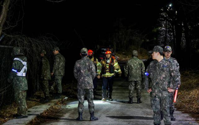 2월 25일 공군 F-16C 전투기가 추락한 경북 영주시 안정면 용산리 한 야산에서 공군 관계자들이 진입로를 통제하고 있다. 뉴시