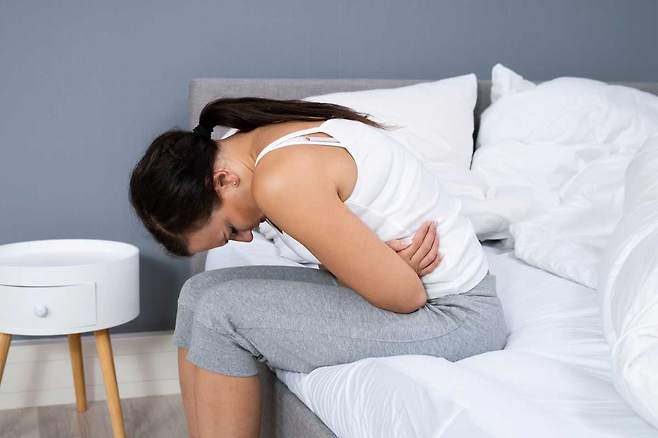 생리통을 완화해 주는 소염진통제는 하루 복용 기준을 잘 지킨다면 생리 기간에 복용해도 괜찮다. /클립아트코리아