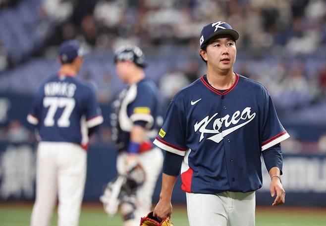 <yonhap photo-4439=""> 강판되는 유영찬 (오사카=연합뉴스) 임화영 기자 = 3일 일본 오사카 교세라돔에서 열린 월드베이스볼클래식(WBC) 평가전 한국 대표팀과 일본 프로야구 오릭스 버팔로스와의 경기. 8회말 한국 유영찬이 상대에게 2점을 허용한 뒤 강판되고 있다. 2026.3.3 hwayoung7@yna.co.kr/2026-03-03 15:03:56/ <저작권자 ⓒ 1980~2026 ㈜연합뉴스. 무단 전재 재배포 금지, AI 학습 및 활용 금지></yonhap>