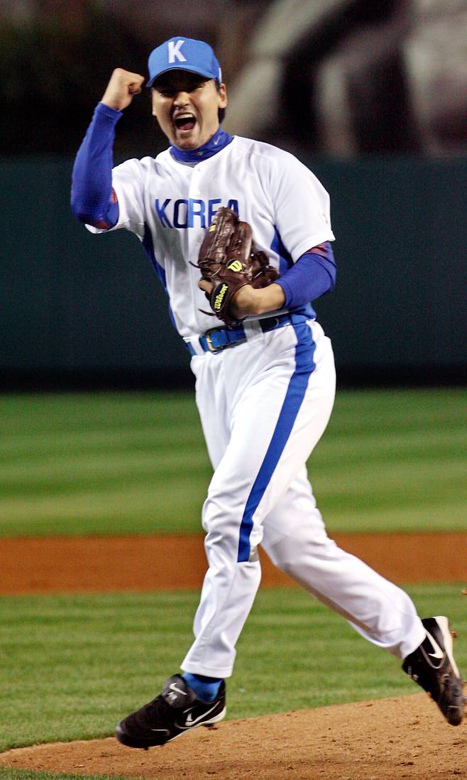 2006년 3월 WBC 2라운드 멕시코전에서 세이브를 올린 뒤 세리머니하는 박찬호. 연합뉴스