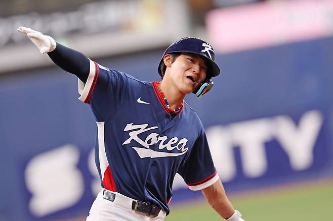 <yonhap photo-3945="">3일 일본 오사카 교세라돔에서 열린 WBC 평가전 오릭스전에서 2회 3점 홈런을 터뜨린 뒤 세리머니 하는 김도영.연합뉴스</yonhap>