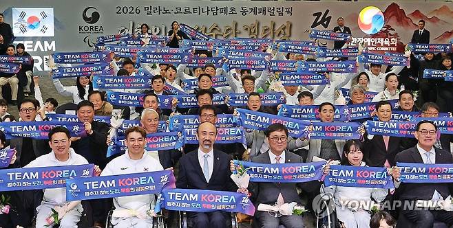 2일 서울 송파구 올림픽파크텔에서 '2026 밀라노·코르티나담페초 동계 패럴림픽 대한민국 선수단 결단식'에서 참가자들이 기념촬영을 하고 있다. 이번 패럴림픽은 3월 6일부터 15일까지 이탈리아 일원에서 개최된다. 대한민국 선수단은 5개 종목(알파인스키·스노보드·바이애슬론·크로스컨트리·휠체어컬링)에 걸쳐 50여 명이 참가한다. [사진=연합뉴스]