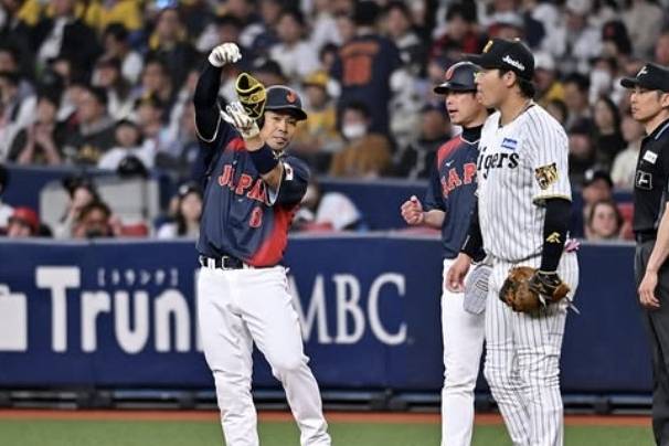 3일 한신과의 연습경기에서 안타를 치고 출루한 뒤 '다도 세리머니'를 하는 일본 대표팀의 곤도 켄스케. 사진=일본대표팀 SNS 캡쳐