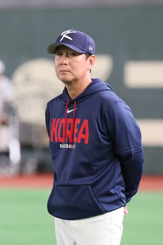 <yonhap photo-4748="">월드베이스볼클래식(WBC) 개막을 하루 앞둔 4일 일본 도쿄돔에서 한국 대표팀 류지현 감독이 훈련을 지켜보고 있다. 2026.3.4 [연합뉴스]</yonhap>