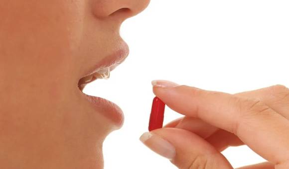 목이 칼칼할 때 습관처럼 먹는 목캔디가 오히려 증상을 악화시킬 수 있다는 전문가의 제시됐다. 사진은 본 기사 내용과 무관. [사진=Chloralieve]