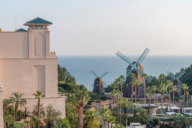 롯데호텔 제주 전경. 가족 여행 수요를 겨냥한 다양한 체류형 상품과 혜택을 확대하고 있다. (롯데호텔 제주 제공)