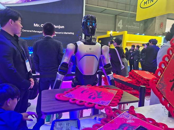 2일(현지시간) 스페인 바르셀로나에서 열린 ‘MWC 2026’에선 붓글씨를 쓰는 휴머노이드 로봇 등이 공개됐다. 어환희 기자