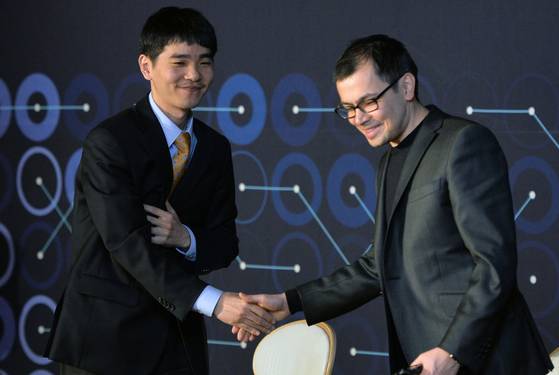 이세돌 9단이 2016년 3월 15일 서울 종로구 포시즌스 호텔에서 열린 알파고와의 대국을 마치고 데미스 하사비스 구글 딥마인드 대표와 악수를 하고 있다. 이 9단은 알파고 대국에서 1승 4패를 거뒀다. [뉴스1]