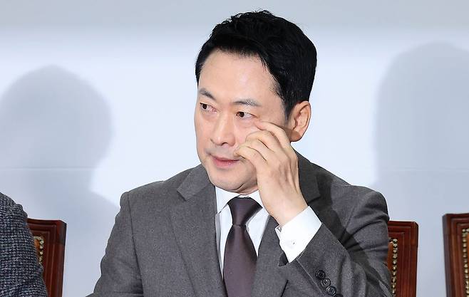 장동혁 국민의힘 대표(오른쪽)가 2일 오전 국회에서 열린 최고위원회의에서 얼굴을 만지고 있다. 임현동 기자