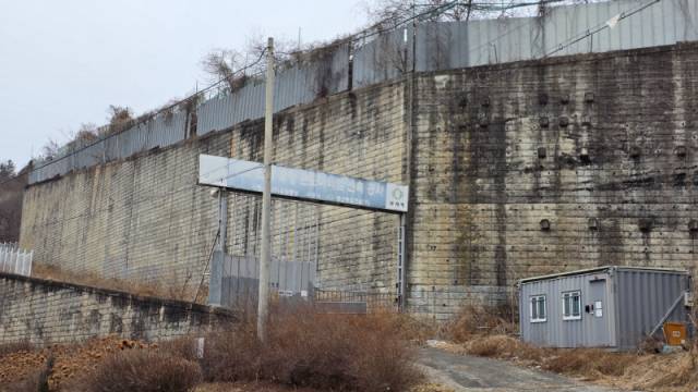 ▲ 1997년 12월 공사 중단 후 29년째 방치된 강촌 콘도미니엄. 정민엽 기자