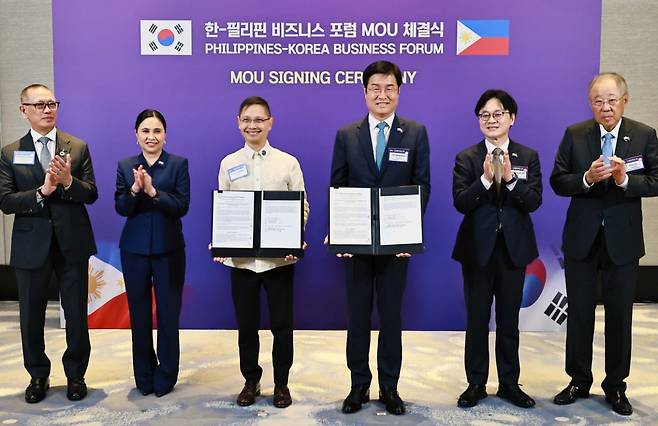 김정관 산업통상부 장관과 크리스티나 로케 필리핀 통상산업부 장관이 4일(현지시간) 필리핀 마닐라 콘래드호텔에서 열린 한-필리핀 비즈니스 포럼 계기에 원전·조선·소비재 등 7건에 대한 업무협약 체결식에 임석해 있다. /사진=연합뉴스