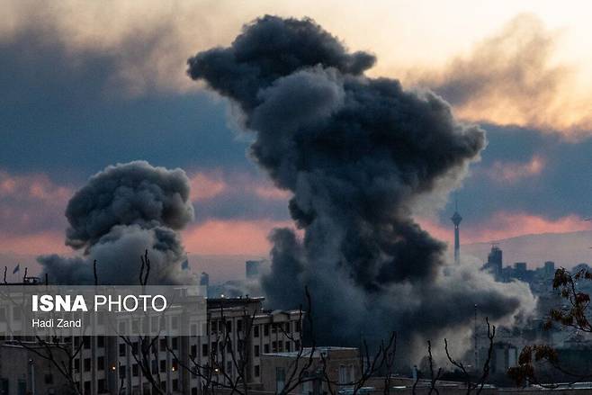 4일(현지시간) 이란에서 미국·이스라엘 공습으로 폭발이 발생하고 있다. 이르나·타스연합뉴스